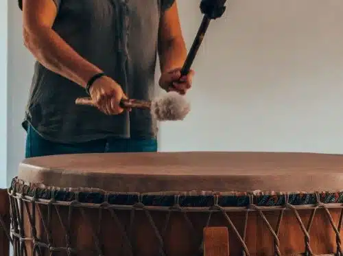 Atelier d'Art-Thérapie par la musique - écoute du tambour du pieds - Isère